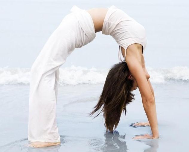 6个瑜伽体式串联，灵活脊柱，拉伸大腿，增加手臂力量，增强核心