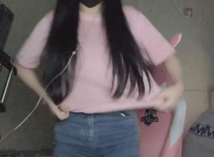 小团团露脸直播当看见她身材的那一刻才发现和传闻中截然不同