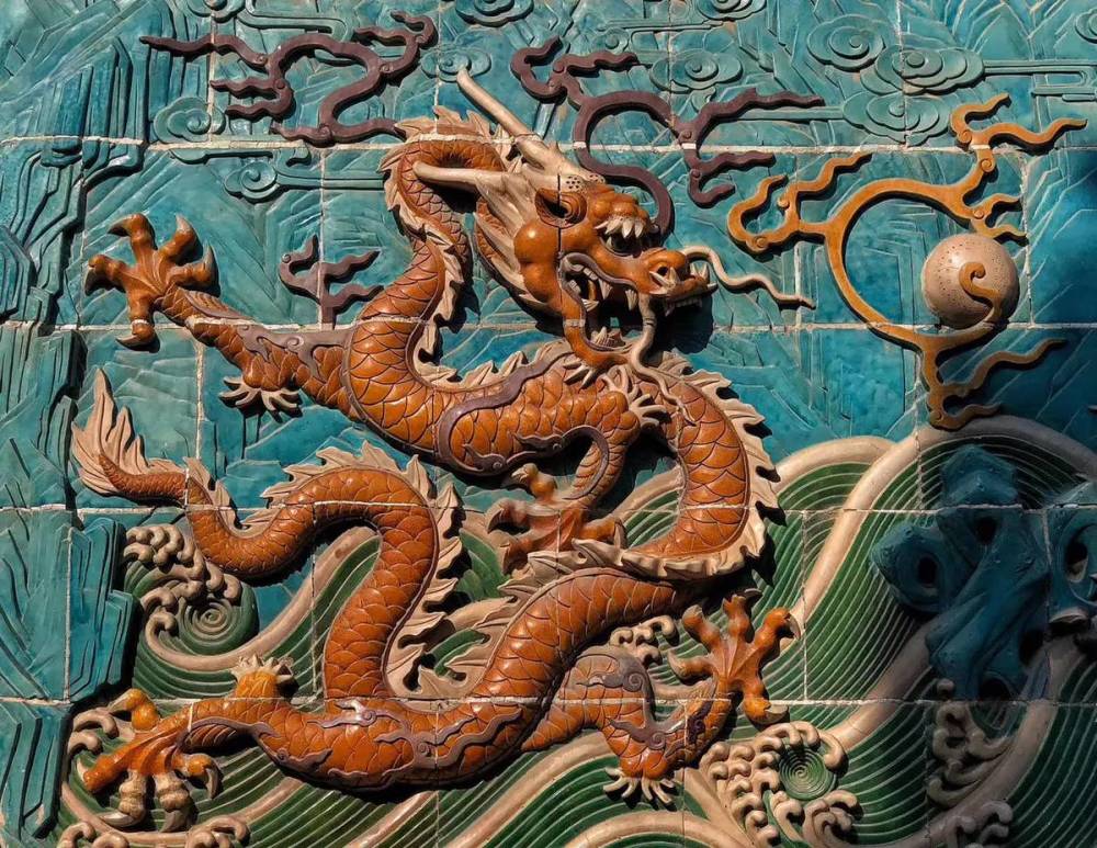不仅是饰物龙的数目,所有建筑九龙壁的材料,数目上也不脱九五之数.
