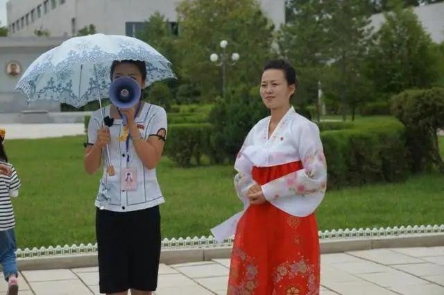 朝鲜美女导游,鸭蛋脸,双眼皮,气质优雅,忍不住看了好