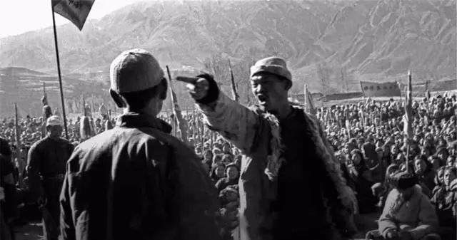 历史解密:1951年贫农斗地主现场,图4地主恶霸被就地枪决
