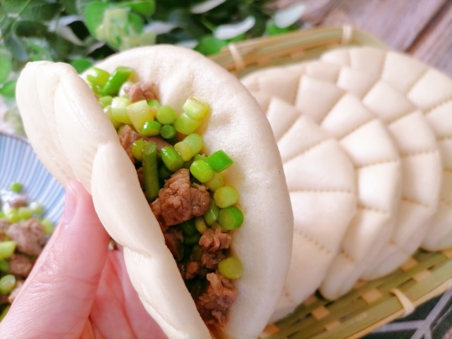 做法最简单的花样面食荷叶饼,白胖松软越嚼越香,夹肉