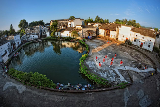 记者从兰溪市诸葛八卦村景区获悉,今年"五一"假期,凡身穿汉服或旗袍