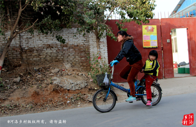 洛阳女孩茅坑里捡来 没身份黑户8年
