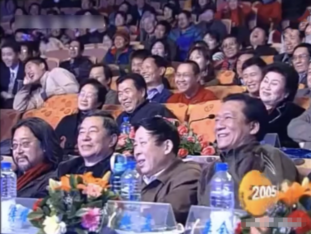 郭德纲台上说《西征梦》,台下师父侯耀文满脸得意向左右炫耀徒弟