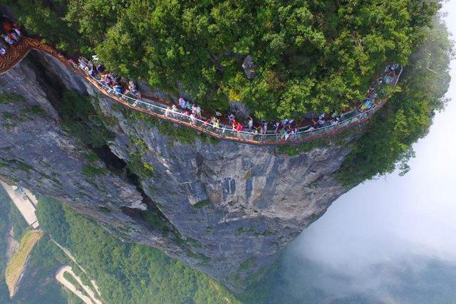 2,张家界 张家界最精华三大景区:武陵源景区,天门山景区和大峡谷景区.