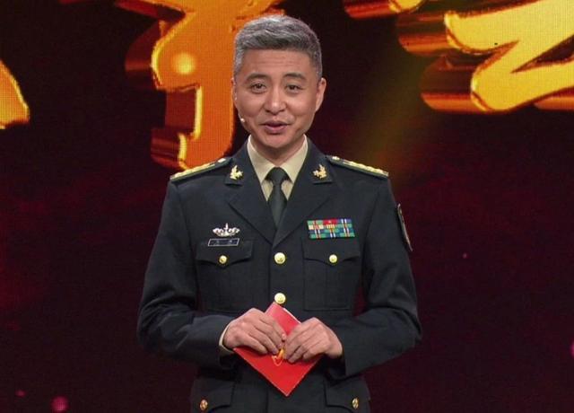 周炜怎么老成这样了?仅仅45岁的年纪,头发花白和从前比判若两人