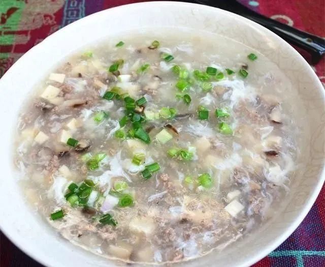 西湖牛肉羹的几种不同做法,牛肉鸡蛋和香菇,便可做成价廉物美的羹汤