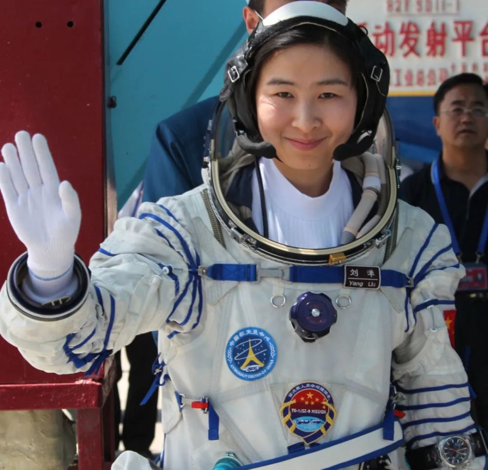 接棒杨利伟,中国首位女航天员刘洋领新任务