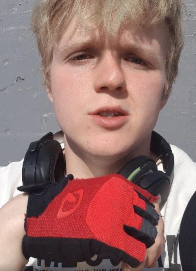 黑人老妇让亚裔小孩滚下巴士，白人少年挺身而出