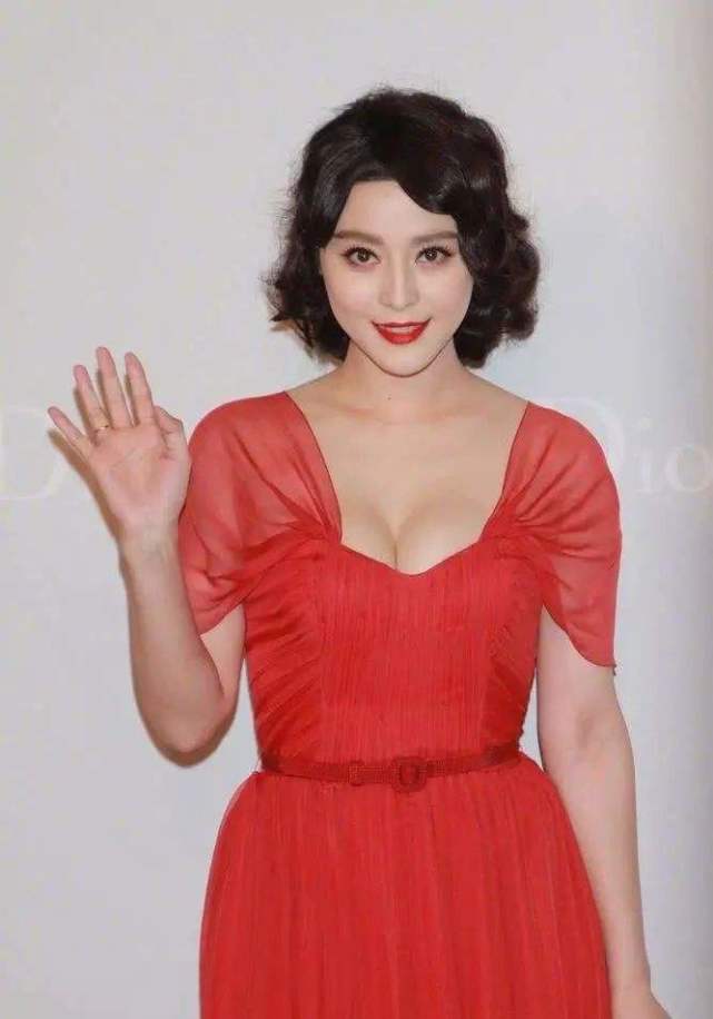 范冰冰改留短发也好美,穿半袖斜肩套装凹造型,成功