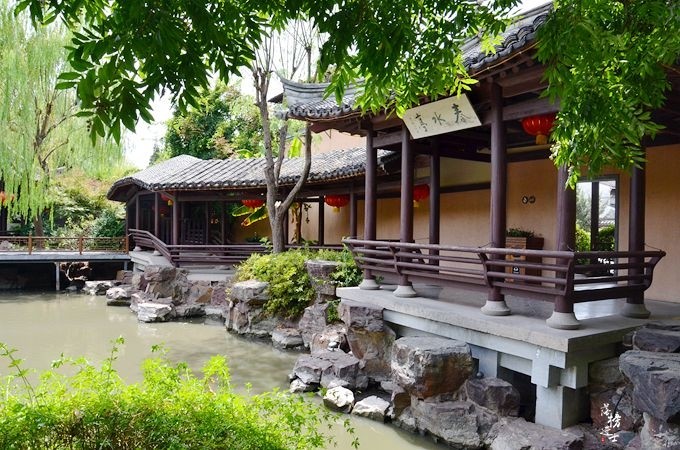 浙江绍兴有一座园林,因一首诗脍炙人口,被誉为"爱情名园"