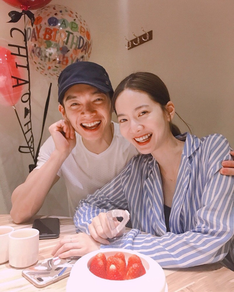 年轻的时候,曾之乔出演《爱情魔发师》中的小贝,并且搭档明道,凭借