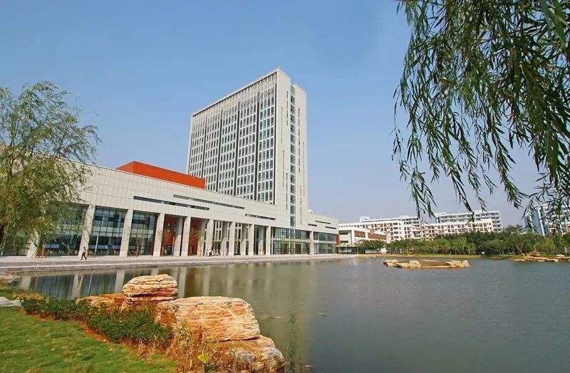大连财经学院前身是2001年成立的东北财经大学二级学院,名称为"东北