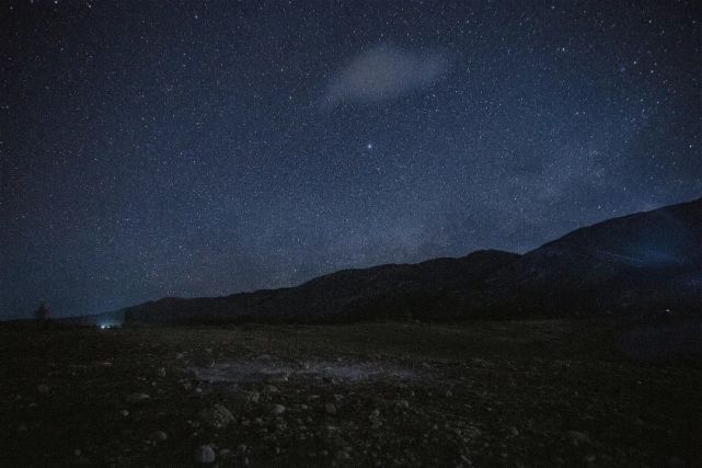 当星空迷上山野