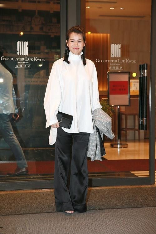 一直以来,胡杏儿的身材和身高都没有太大的变化,除了生完宝宝坐月子