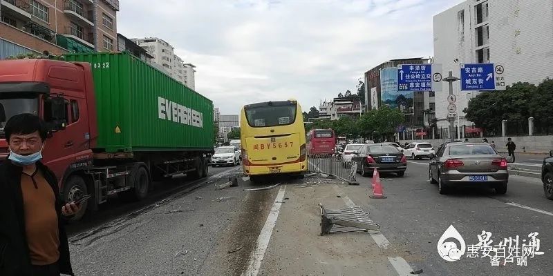 突发!泉州市区坪山路一客车撞过护栏又撞两辆小车