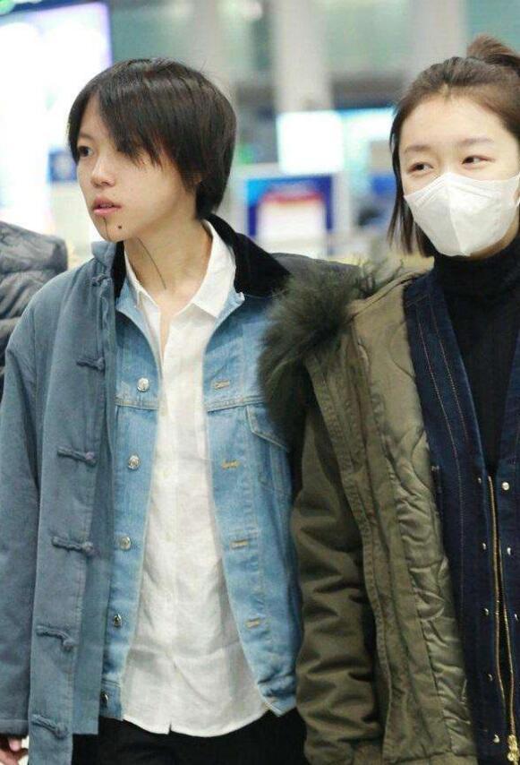 窦靖童周冬雨结伴泰国度假 下巴那条线死亡风纹身是什么意思？