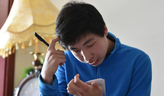 今天的主人公名叫周玮,他出生于山西省五台县,从小就被医院诊断为顽固