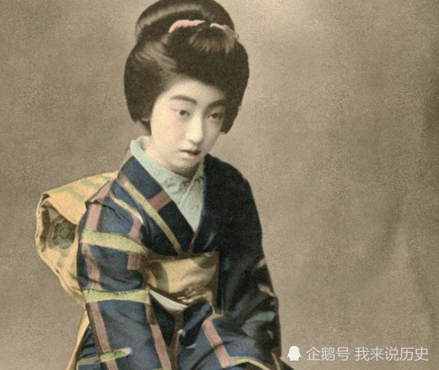 彩色老照片:1900年的日本艺妓,不穿和服,脖颈外露