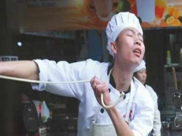 网红"拉面哥",一夜爆红之后要求加工资2万,结果却成