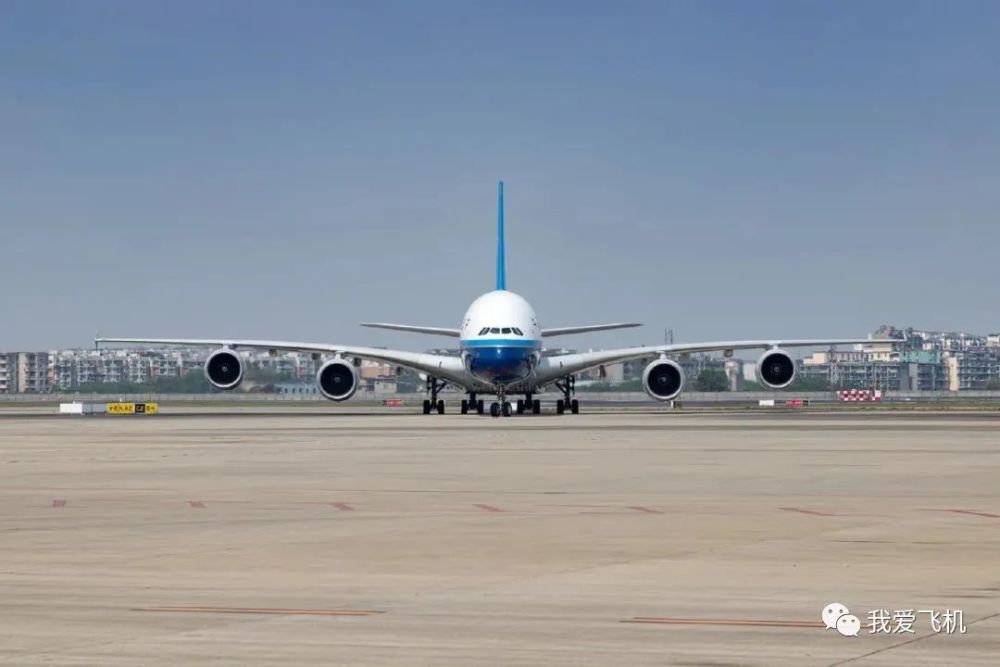 这次南航派出的是注册号为b6136的空客a380空中巨无霸,这是继前去年