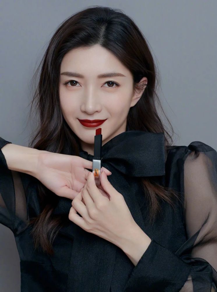 江疏影分享最新妆容黑发红唇御姐范儿十足黑化妆真给力