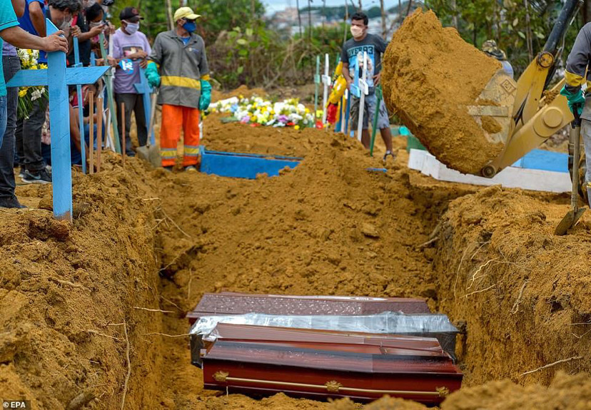 巴西城市疫情致死者成堆,挖掘机挖坑埋尸,场面如同末日