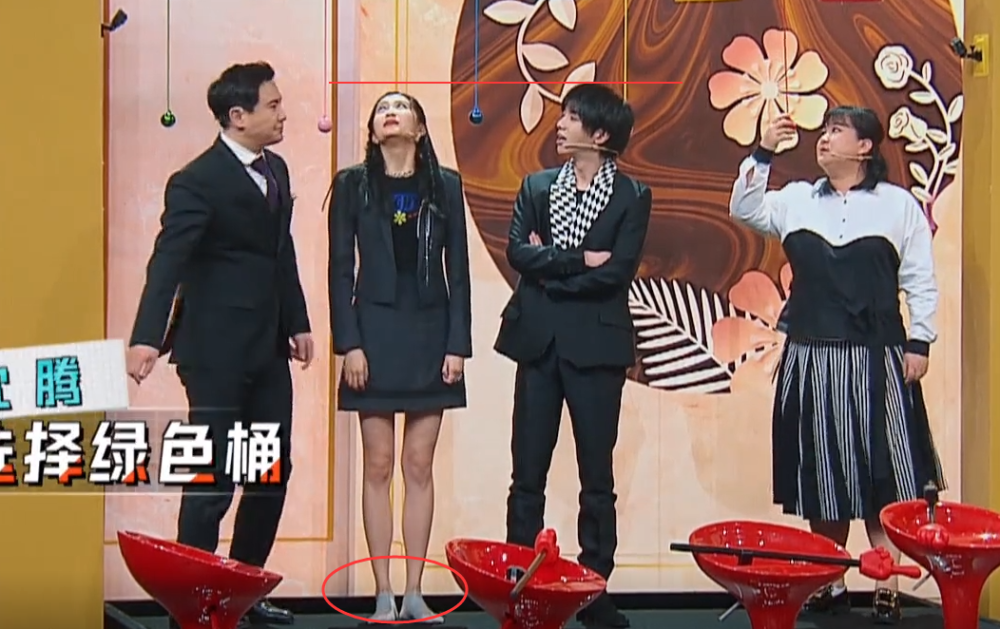 关晓彤在节目中首次脱鞋,当她和173华晨宇同框,谁的身高在说谎?