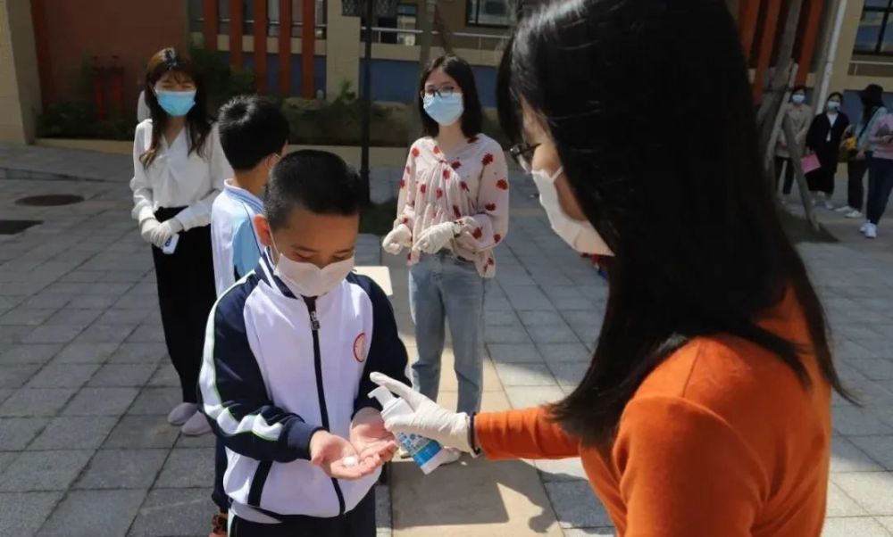 仲恺第六小学学生有序排队等候测量体温