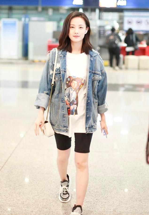李一桐气质真甜美,紧身打底短裤外穿秀美腿,身材比例
