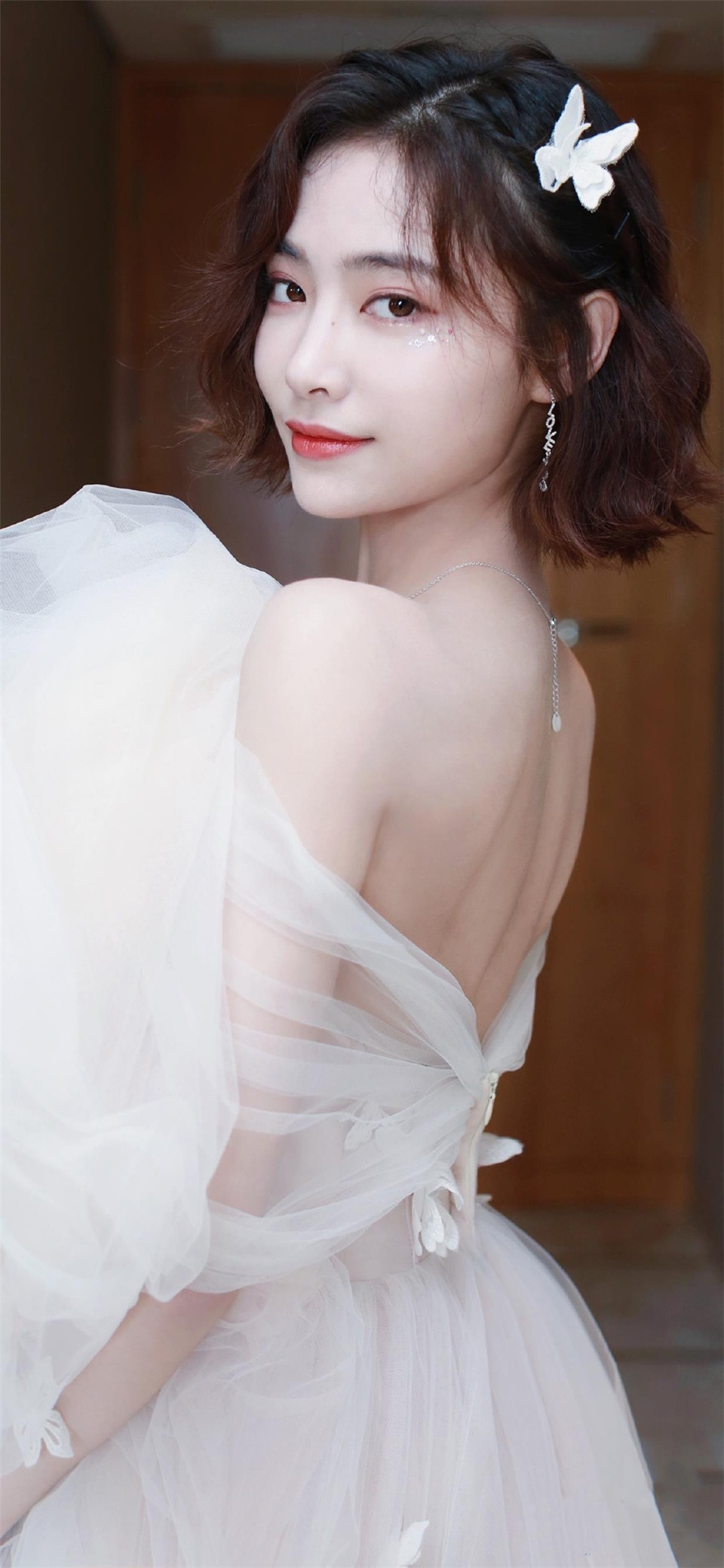 影视演员许佳琪白色蕾丝抹胸长裙迷人写真