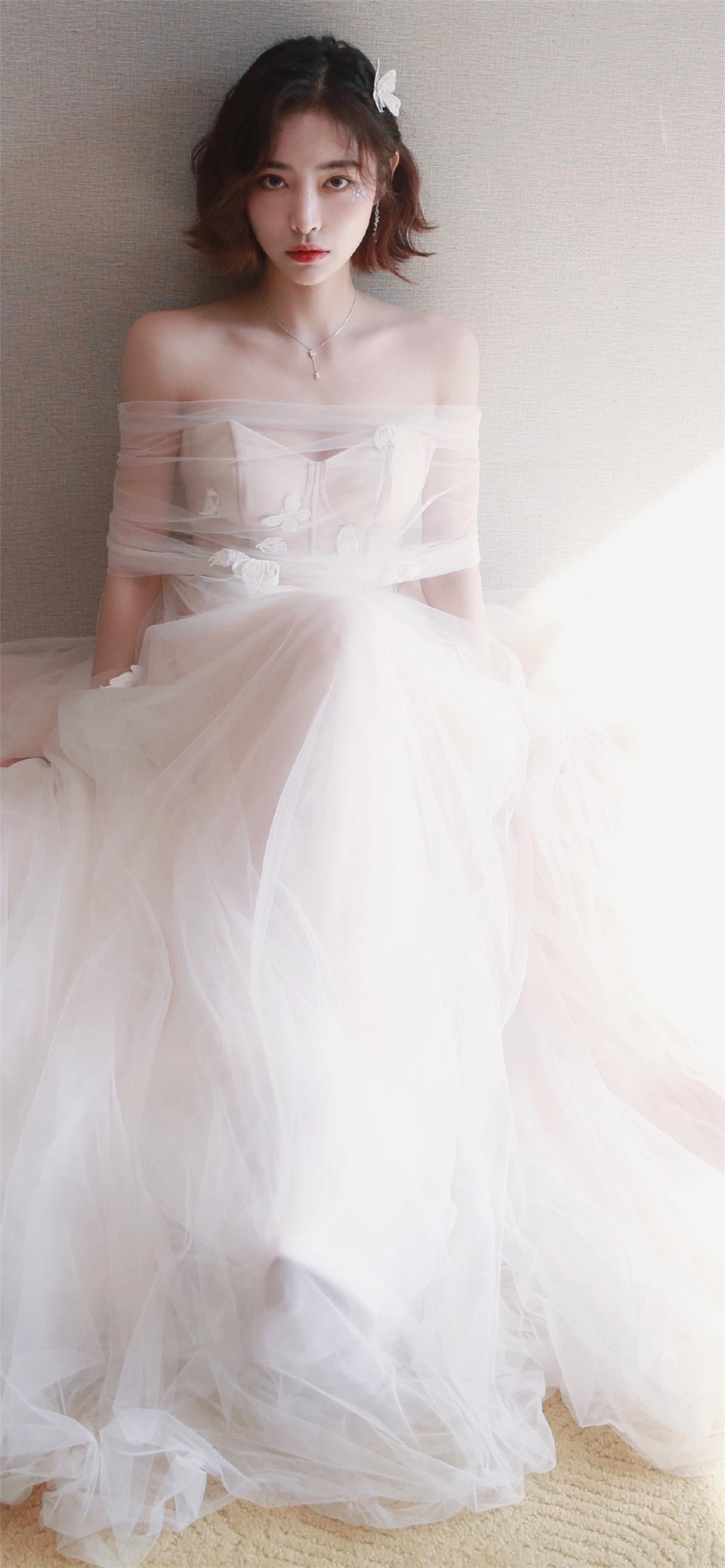 影视演员许佳琪白色蕾丝抹胸长裙迷人写真