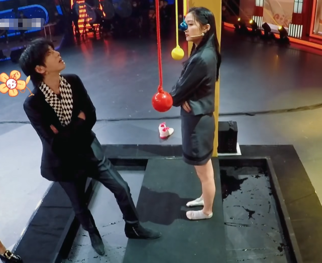 关晓彤综艺首次脱鞋怕雨淋湿看清她把鞋子摆哪鹿晗送的吧