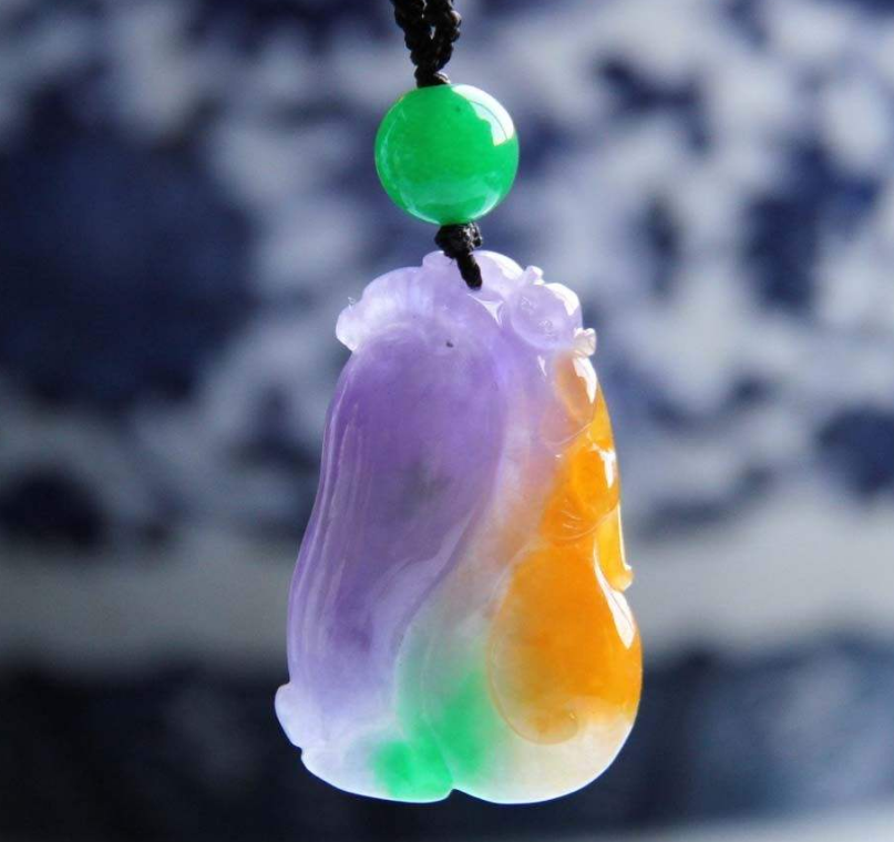 c货翡翠 因此我们看到颜色过于靓丽或者没有丝毫瑕疵的翡翠时,一定要