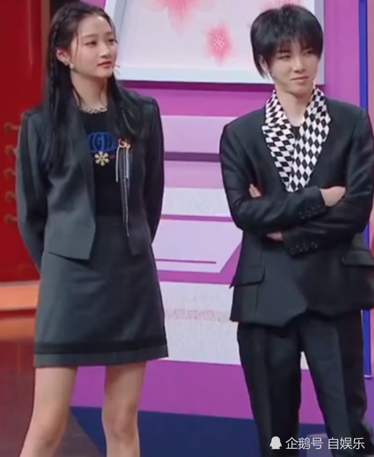 都是173cm,当关晓彤光着脚站华晨宇旁边,我没有眼花吧