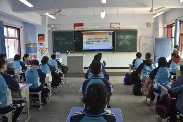 学生有序进入校园