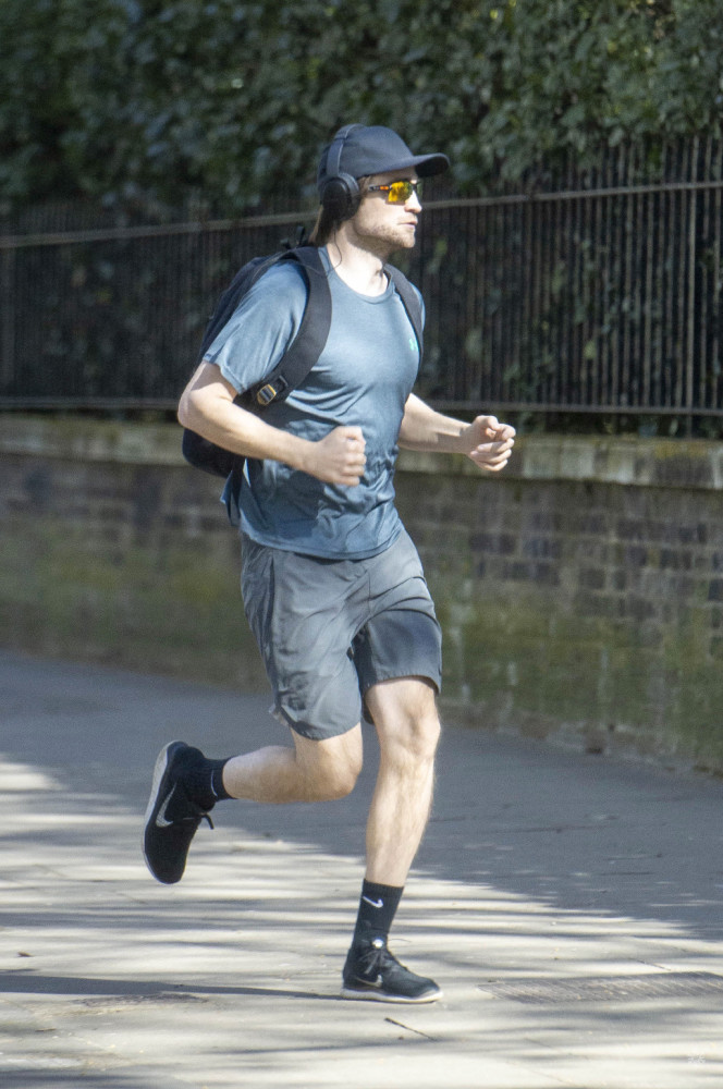 酷!34岁罗伯特·帕丁森街头晨跑,10个月锻炼出了170斤的肌肉身材