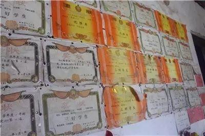 小孩读书得奖状,有必要贴在墙上吗,这是怎样的心理?