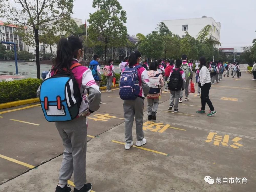 (图:惠民小学学生保持距离有序返校)