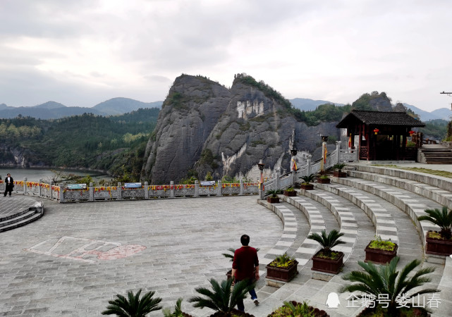 1 / 3"九天母石"景区位于贵州遵义务川自治县大坪镇.