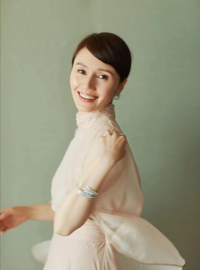 被袁泉的气质征服了,穿裸色雪纺连衣裙端庄典雅,美得太高级