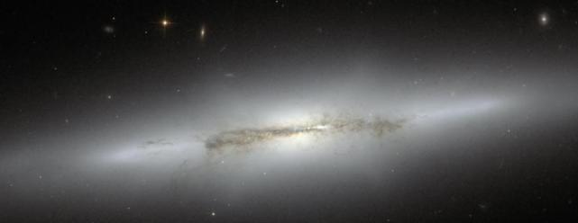 ngc 4710星系的侧面,中间暗色杂质为尘埃盘.