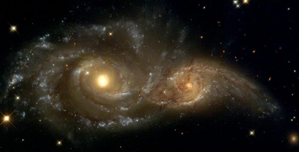 两个相互撕扯的星系arp 273形成一朵玫瑰的形状.