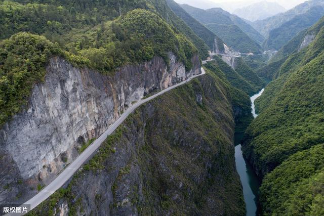 13人牺牲建成,湖北鹤峰万丈雕崖绝壁公路,悬崖峭壁林立直指云霄