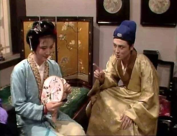 鸳鸯喜欢贾琏是贾府公开的秘密,王熙凤,贾母和琥珀直接说了出来