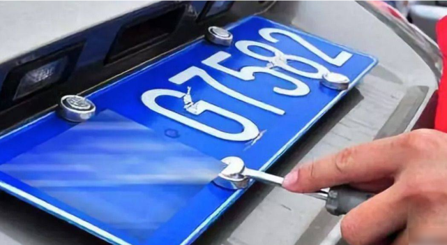 有的车牌本来就是一些靓号,像5个8或者74110,拉风程度很高,就想挂到