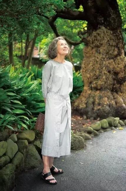看到这样的老太太生活谁不闭嘴?穿衣时髦又精致,73岁生活过成诗