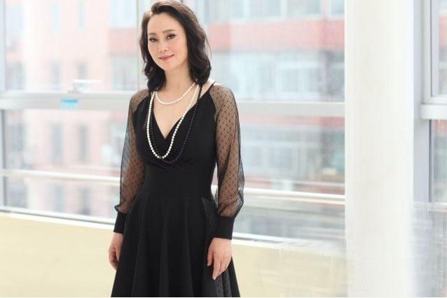 宋佳嫁大21岁艺术家,却被一包毒血浆毁了幸福婚姻,折磨女儿20年