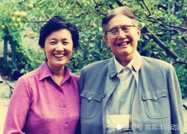 简单来说 ,洪晃是父亲,母亲,继父都是中国成立之初鼎鼎有名的人物.